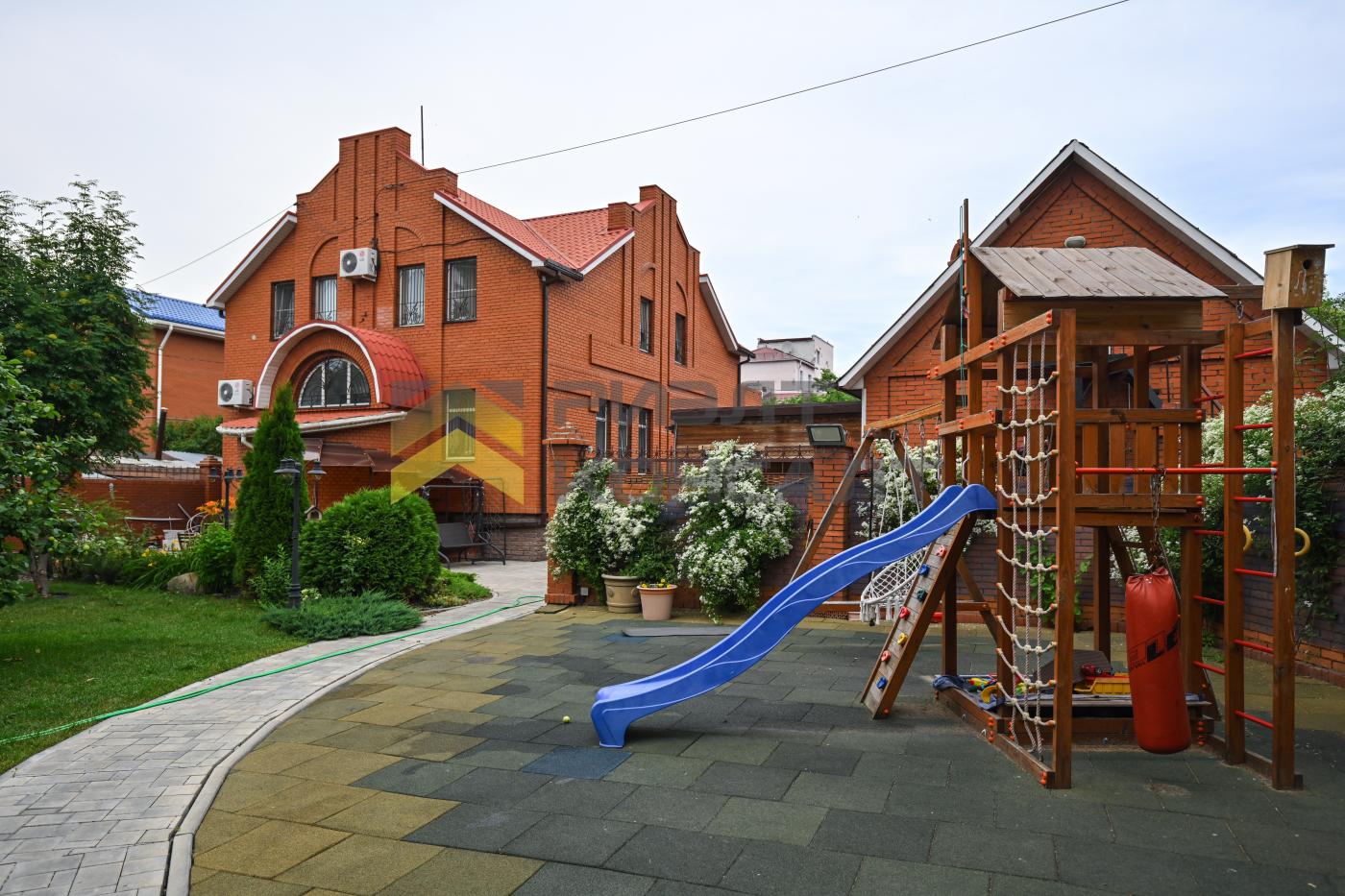 Коттедж, 300м², 8.50 соток, 3 этажа, 6 комн., стены: Кирпич