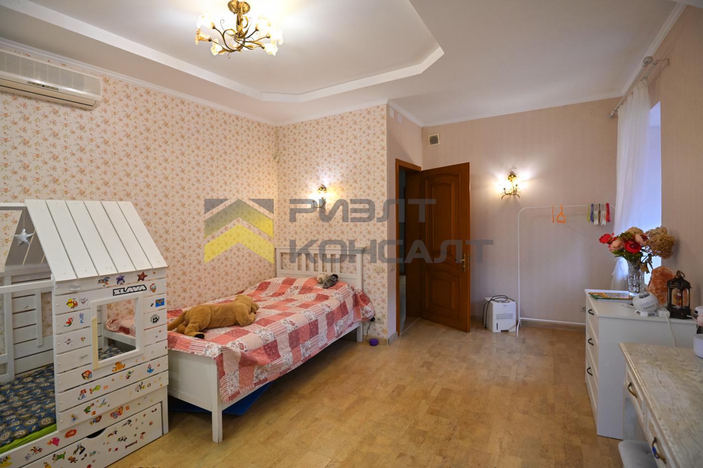 Коттедж, 300м², 8.50 соток, 3 этажа, 6 комн., стены: Кирпич миниатюра 30