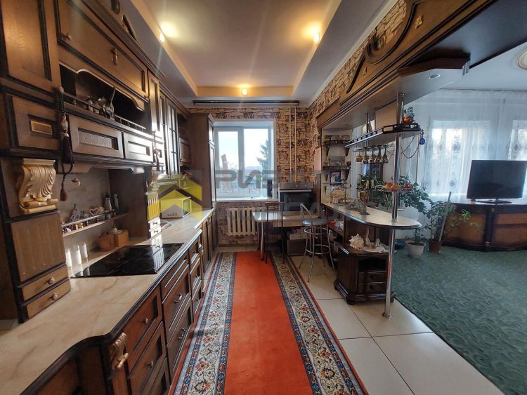 Дом, 418.70м², 8.80 соток, 3 этажа, 6 комн., стены: Кирпич