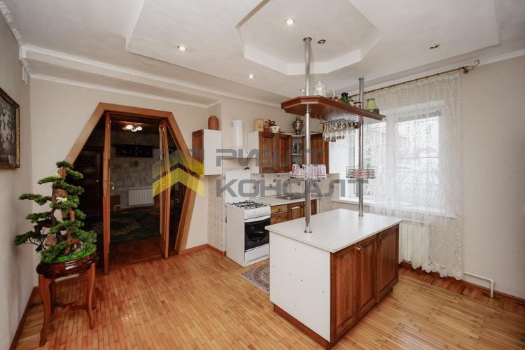 Дом, 227м², 12.53 соток, 2 этажа, 5 комн., стены: Кирпич
