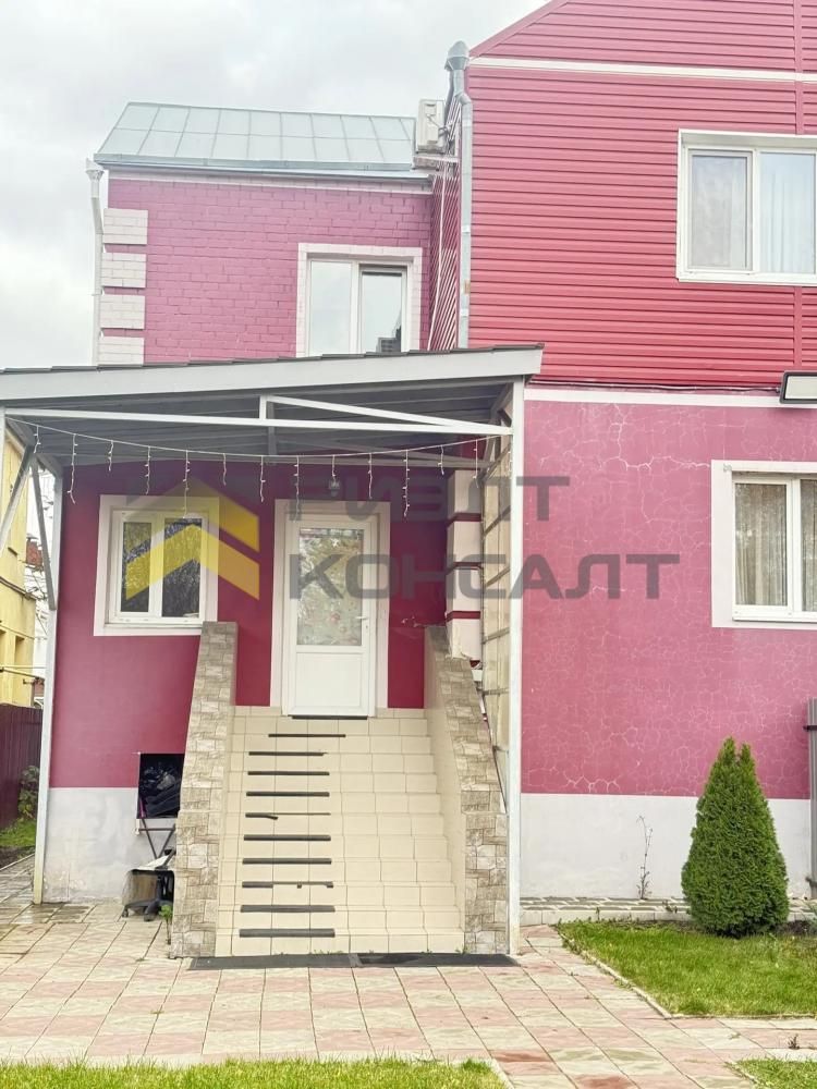 Дом, 123м², 3 соток, 3 этажа, 2 комн., стены: Кирпич