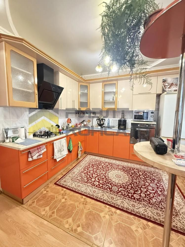 Дом, 123м², 3 соток, 3 этажа, 2 комн., стены: Кирпич миниатюра 19